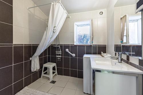 a bathroom with a sink and a shower at Petit Havre Cosy Vue Pyrénénées in Estibeaux