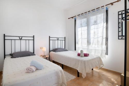 a bedroom with two beds and a window at Apartamento Fondeo in Tinajo