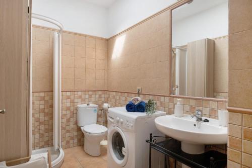 a bathroom with a washing machine and a sink at Apartamento Fondeo in Tinajo