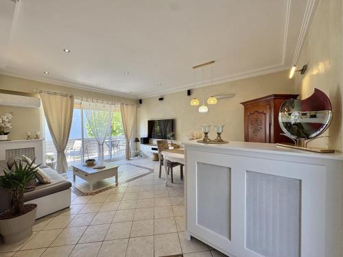 Très bel appartement deux chambre situé en haut de villa, piscine et jardin privatifs, 2 places de parking