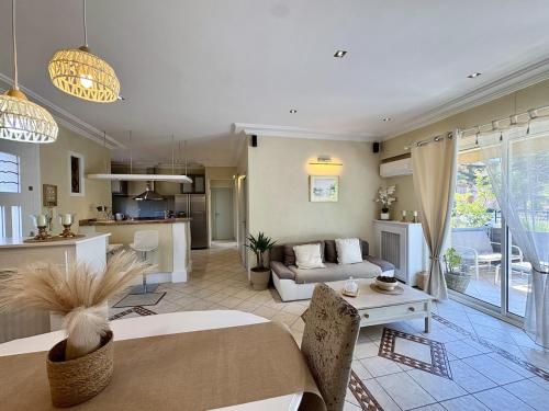 Très bel appartement deux chambre situé en haut de villa, piscine et jardin privatifs, 2 places de parking