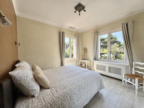 Très bel appartement deux chambre situé en haut de villa, piscine et jardin privatifs, 2 places de parking