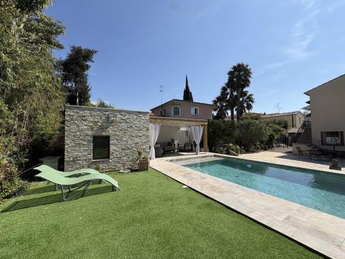Très bel appartement deux chambre situé en haut de villa, piscine et jardin privatifs, 2 places de parking