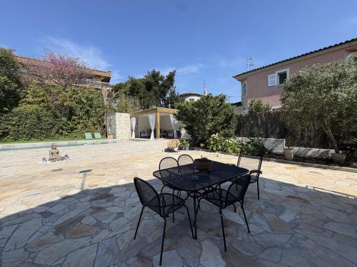 Très bel appartement deux chambre situé en haut de villa, piscine et jardin privatifs, 2 places de parking
