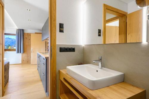 ein Badezimmer mit einem weißen Waschbecken und einer Arbeitsplatte in der Unterkunft Tratterhof in Avelengo