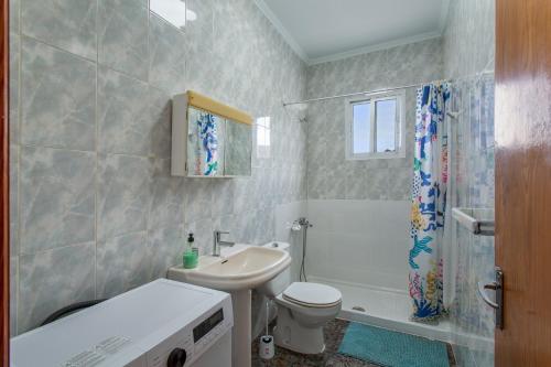 a bathroom with a sink and a toilet and a shower at Atico martin in San Nicolás