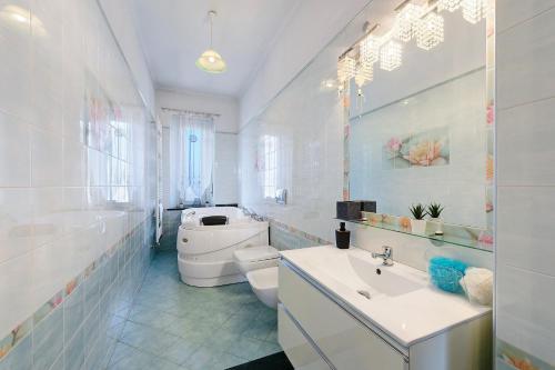 ein weißes Badezimmer mit Toilette und Waschbecken in der Unterkunft Casa Sofìa in Turin