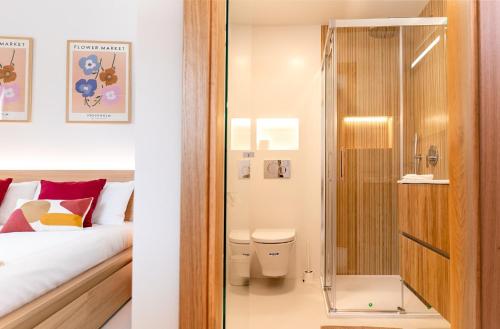 a small bathroom with a shower and a bed at Moli De Can Cristan in Muro