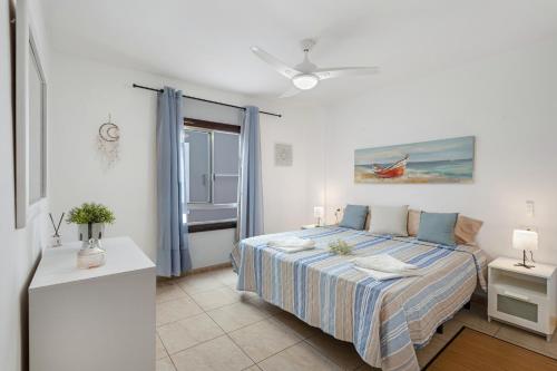 a bedroom with a bed and a ceiling fan at Sunset Lux Las Floritas in Arona