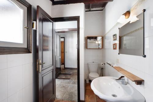 a bathroom with a sink and a toilet at Casa Rural El Palmar in Vallehermoso