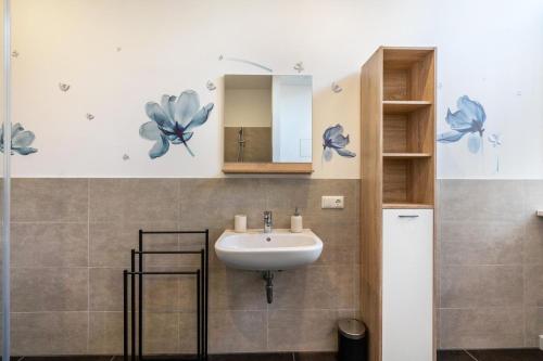 a bathroom with a sink and a mirror at murihaus Ferienwohnung 2 in Aue