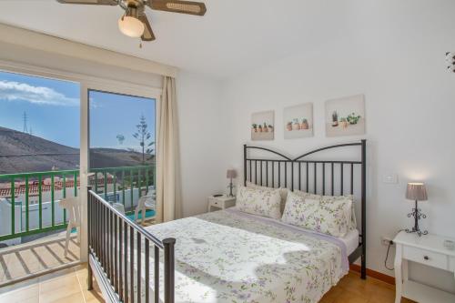 a bedroom with a bed and a balcony at Casa Carmelo in Patalavaca