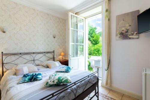 a bedroom with a bed and a window at Chambre D'hôtes Vignols in Vignols