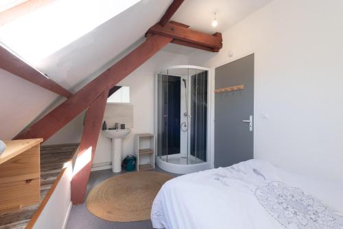 a bedroom with a white bed and a sink at Chalet Confortable 14 voyageurs in Urdos
