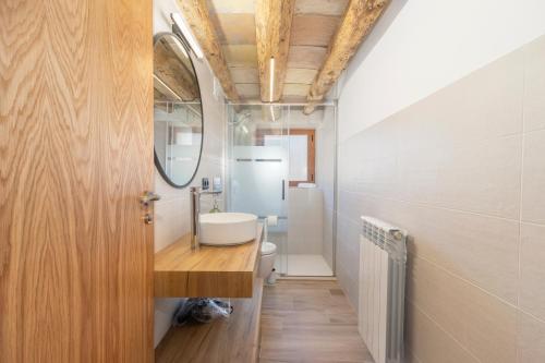 a bathroom with a sink and a mirror at El Molí de Can Feliu in Navés
