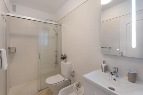 a bathroom with a toilet and a shower and a sink at Apartamento Gabriela in Candelaria