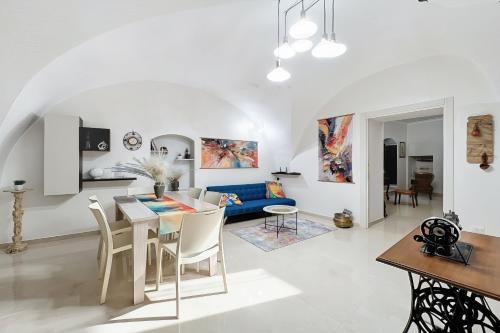 a kitchen and living room with a table and chairs at Mikiami Semplicemente Accogliente in Monte SantʼAngelo
