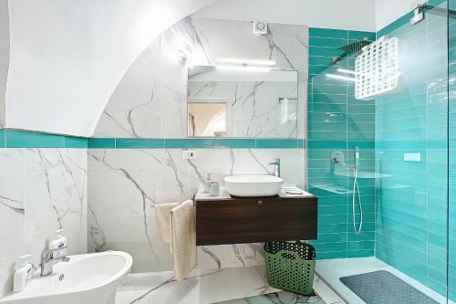 a bathroom with a sink and a mirror at Mikiami Semplicemente Accogliente in Monte SantʼAngelo