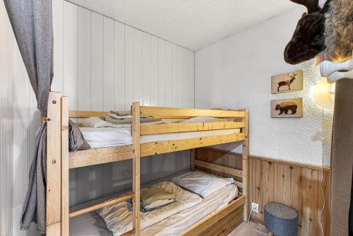 a bunk bed room with two bunk beds at Studio 5 Pers, rdc, pied des pistes in Saint-Michel-de-Chaillol