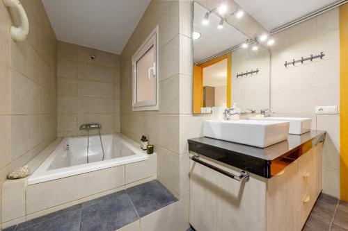 a bathroom with a sink and a bath tub at Plaça la Font in Tarragona
