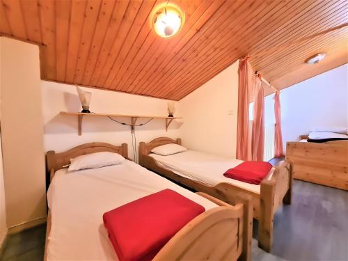 Llit o llits en una habitació de La Maison Bleue - Ref 502
