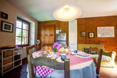 a kitchen with a table with a red and white table cloth at Il Pellegrino in Issogne