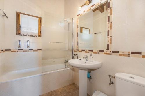 ein Badezimmer mit Waschbecken, Badewanne und Toilette in der Unterkunft Turbón in Campo