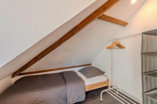 a bed in the attic of a house at Au Coeur De Plouguerneau in Plouguerneau