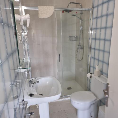 a bathroom with a shower and a sink and a toilet at Apartamento Portosun Caracol in Portocolom
