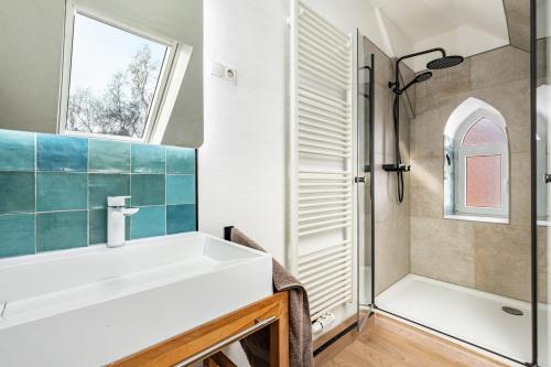 a bathroom with a sink and a shower at Ferienwohnung Löwenstein in Hoya