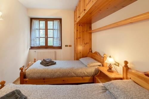 a bedroom with two beds and a window at Fior di montagna in Bormio