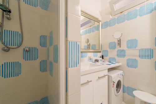 a bathroom with a shower and a washing machine at Residence La Virginia in Palau