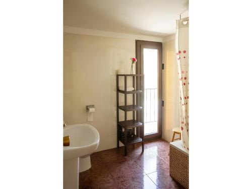 a bathroom with a sink and a toilet and a shelf at Nogal in Hospital