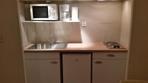Dapur atau dapur kecil di Résidence meublée STUDIOTEL