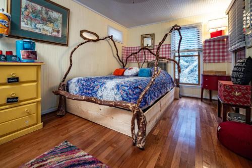 a bedroom with a swing bed in a room at Cozy Cabin in Helen