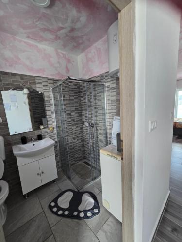 a bathroom with a shower and a sink at 6 M, 50 m do plaže in Barbat na Rabu