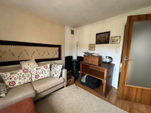 Living unit, wood heated and authentic