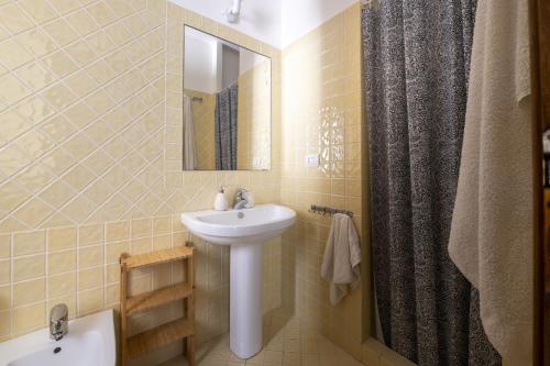 ein Badezimmer mit Waschbecken und Spiegel in der Unterkunft Flat Arcipelago in Palau