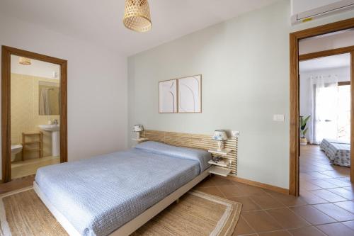 ein Schlafzimmer mit einem Bett und ein Badezimmer mit einem Spiegel in der Unterkunft Flat Arcipelago in Palau