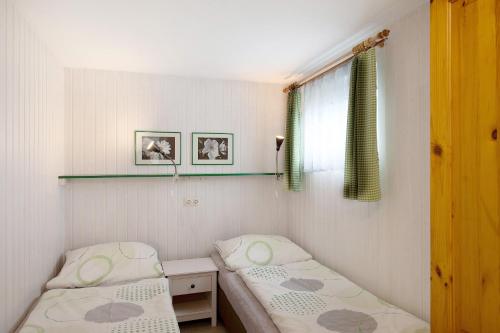a small room with two beds and a window at Möve Aba Bungalow 64 in Rerik