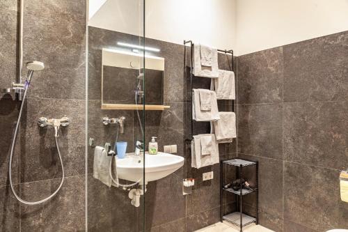 a bathroom with a sink and a shower at Kwelle zur Natur Gamsberg in Obernberg am Brenner
