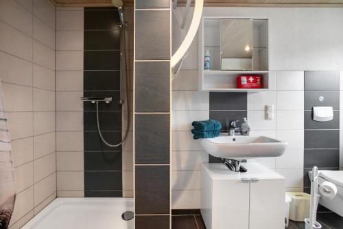 a bathroom with a sink and a shower at Ferienwohnung Horstmann in Meldorf