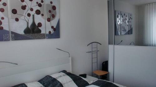a bedroom with a bed and a picture on the wall at Ferienwohnung Stella Fiante in Juliusruh