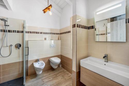 a bathroom with a toilet and a sink and a shower at Pelagos in Pompeiana