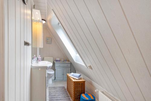 a small bathroom with a sink and a toilet at Ferienhaus Marchlewski in Brunsbüttel