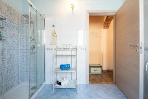 a bathroom with a shower with a glass door at Da Giò, a due passi dal mare in Calasetta