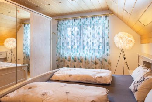 a bedroom with two beds and a window at Schwarzwalduhren Nescht Triberg in Triberg