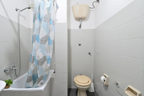 a bathroom with a toilet and a bath tub at Jerzu Centro 2 in Jerzu