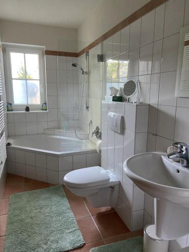 ein Badezimmer mit Badewanne, Toilette und Waschbecken in der Unterkunft Taunusglück in Glashütten