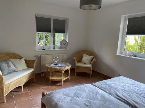 ein Schlafzimmer mit einem Bett, einem Tisch und Stühlen in der Unterkunft Taunusglück in Glashütten